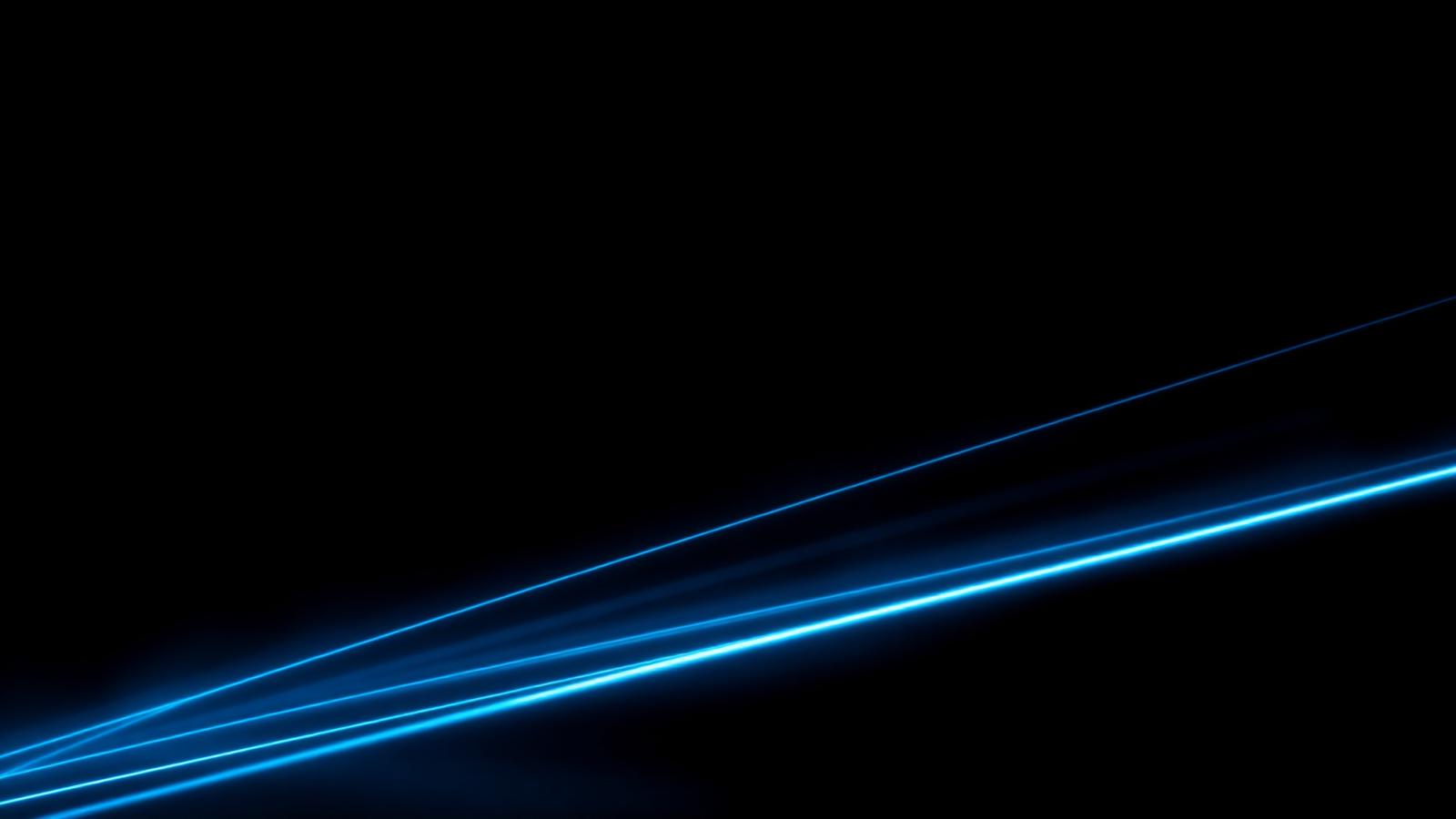 Feixes de luz azul sobre fundo escuro